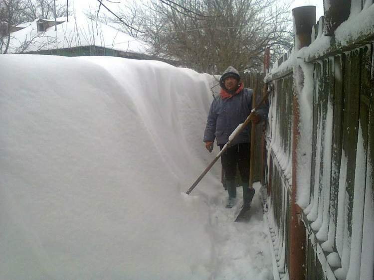 Izolaţi între blocuri de zăpadă cât casa, românii de la sate sunt disperaţi. Imagini cutremurătoare din ţară - VIDEO