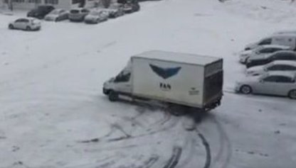 Un șofer de la Fan Courier, filmat când făcea drifturi prin zăpadă. "Vă întrebați de ce ajung sparte și strâmbe coletele voastre?Aici este răspunsul"