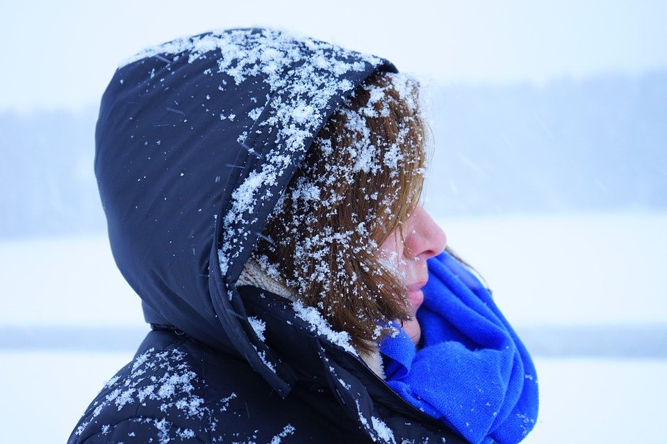 S-ar putea să fii mai sensibil la durere când este frig afară și există motive științifice pentru asta