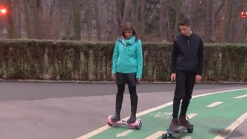 spray Unreadable training 24IT. Distracție electrică pe skateboard. „Poți să faci multe chestii pe  care nu le poți face pe bicicletă”