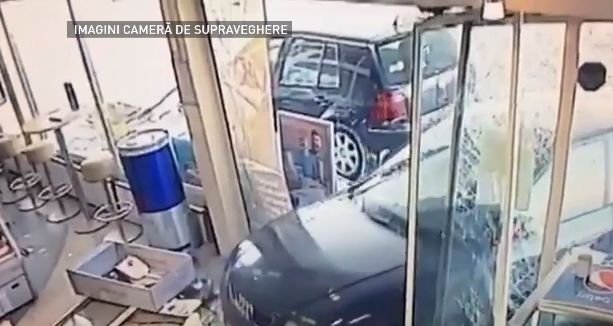 Accident spectaculos într-o benzinărie din București - VIDEO ȘOCANT