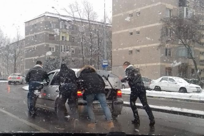 Ce au făcut doi polițiști din Oradea când au văzut un șofer rămas în pană - FOTO