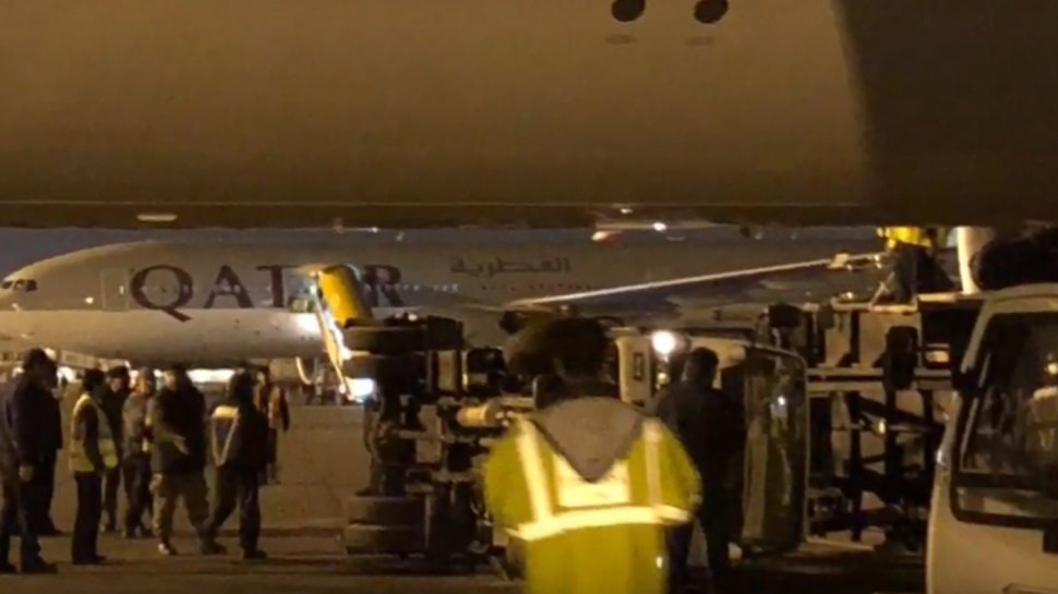 Incident grav pe aeroport! Mai mulți pasageri au fost răniți după ce scara de urcare în avion s-a prăbușit - VIDEO