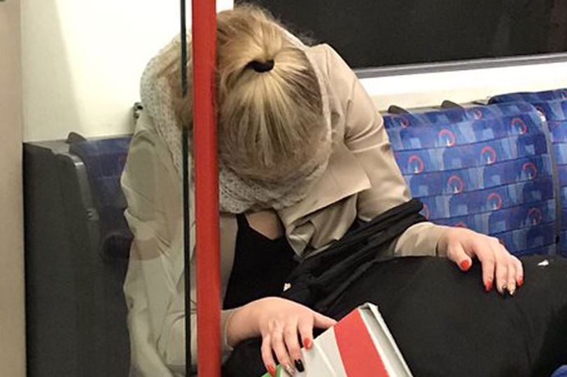 A adormit în metrou și s-a întâmplat „nenorocirea”. Ce a descoperit tânăra când s-a trezit. „Teribil! Pur și simplu, teribil!”- FOTO