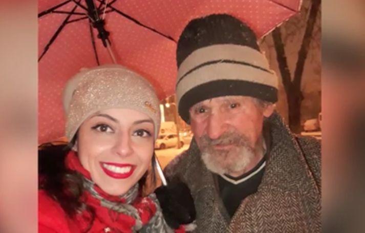 A văzut un bătrân care stătea în fața unui supermarket din Timișoara. S-a apropiat de el, iar ceea ce a urmat este incredibil. Bătrânul era chiar... 512468