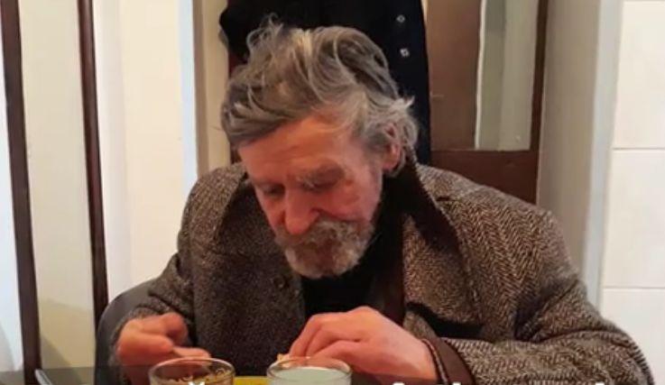 A văzut un bătrân care stătea în fața unui supermarket din Timișoara. S-a apropiat de el, iar ceea ce a urmat este incredibil. Bătrânul era chiar... 512469