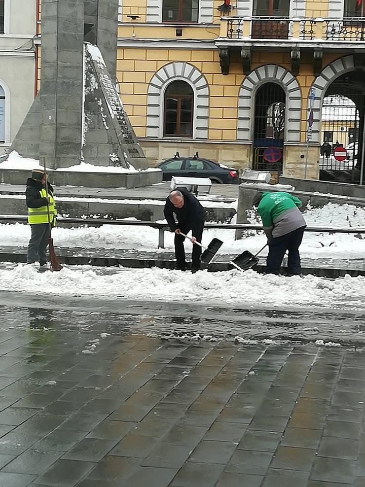 Imagini incredibile cu Emil Boc. Cum a fost surprins fostul premier în centrul Clujului (FOTO) 512509