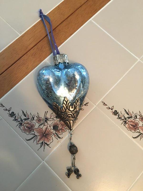 În urmă cu mai bine de două luni, își cumpărase un ornament pentru bradul de Crăciun. Recent, femeia a făcut o descoperire șocantă. În timp ce se uita la el, a observat că.... 512488