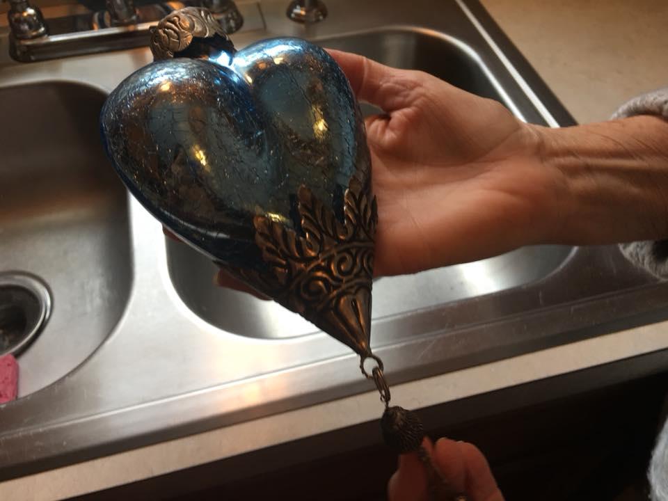 În urmă cu mai bine de două luni, își cumpărase un ornament pentru bradul de Crăciun. Recent, femeia a făcut o descoperire șocantă. În timp ce se uita la el, a observat că.... 512489