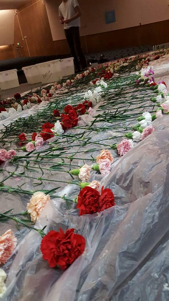 Povestea elevului care a oferit aproape o mie de flori altor fete, deși avea o prietenă. Motivul este înduioșător 512582