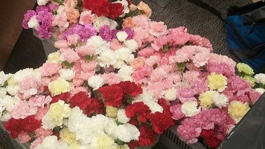 Povestea elevului care a oferit aproape o mie de flori altor fete, deși avea o prietenă. Motivul este înduioșător