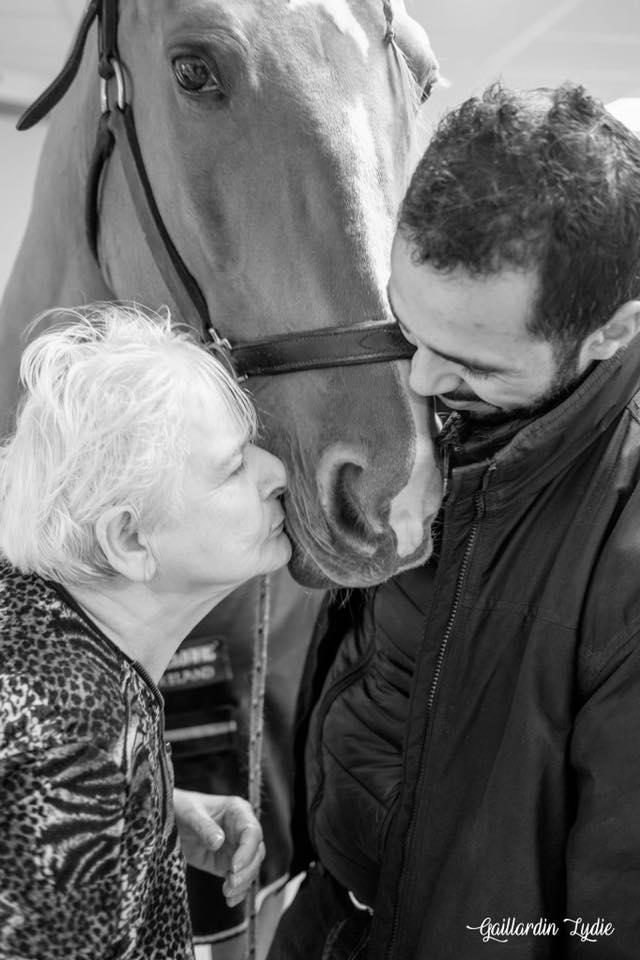 Se duseseră la azil să-și viziteze bunicul, când au văzut pe holul spitalului ceva cu totul inedit. Un cal se plimba nestingherit. Când au văzut ce face animalul, au izbucnit în lacrimi. „Cum este posibil așa ceva?” (FOTO) 512634