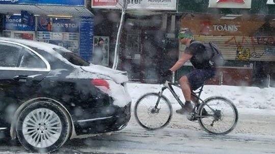 Cine este tânărul care mergea cu bicicleta la -15 grade prin București pe ninsoare: ”Eram disperat să slăbesc și efectiv eram dispus să fac orice pentru asta...”