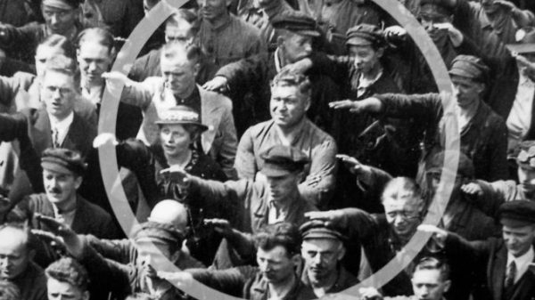 Fotografia care a făcut istorie. Ce s-a întâmplat cu omul care n-a vrut să-l salute pe Hitler
