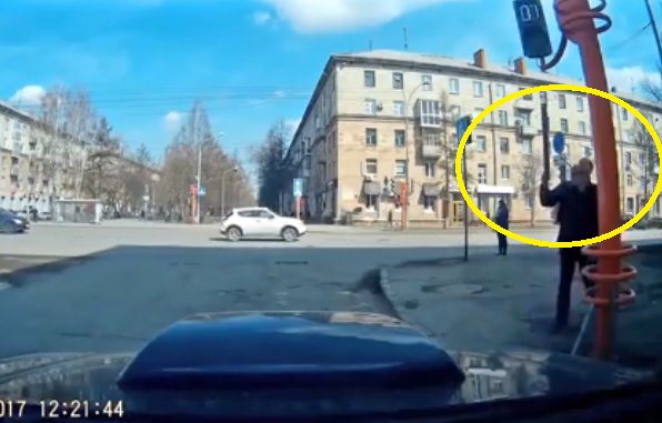 VIDEO. Un pieton a luat un băț și a reparat semaforul defect. Mare greșeală! Ce s-a întâmplat în următoarea clipă 