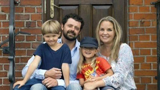 Era în vacanță când un om al străzii a venit înspre ea. Ce a urmat însă este de neimaginat. După 12 ani, cei doi au decis să mărturisească adevărul (FOTO)  513141