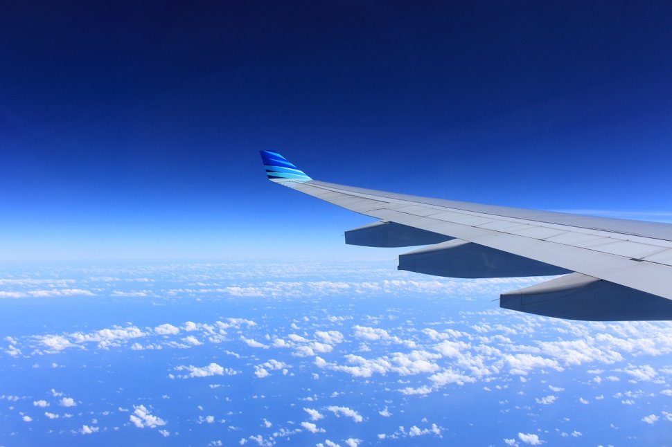 O femeie a încercat să deschidă ușa unui avion, în timp ce țipa „Eu sunt Dumnezeu”