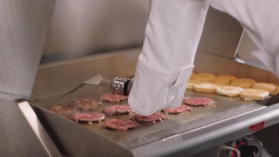Roboții au început să înlocuiască oamenii la serviciu. Flippy a fost angajat într-un restaurant fast-food - VIDEO