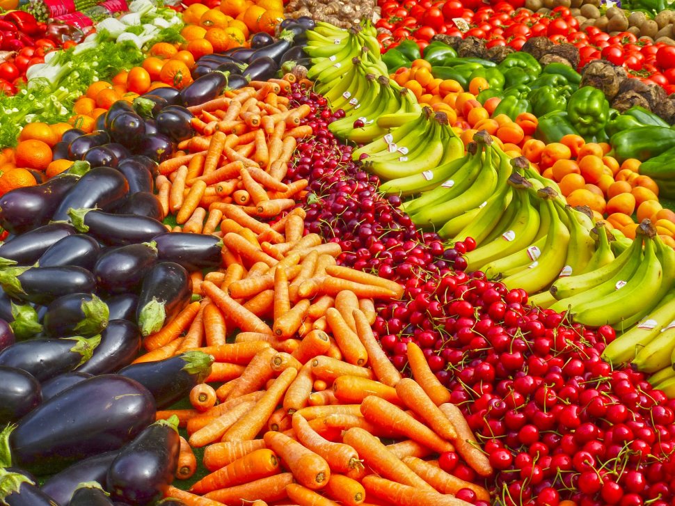 Un hipermarket Auchan din Constanța, amendat de Protecția Consumatorilor pentru vânzarea de fructe și legume stricate