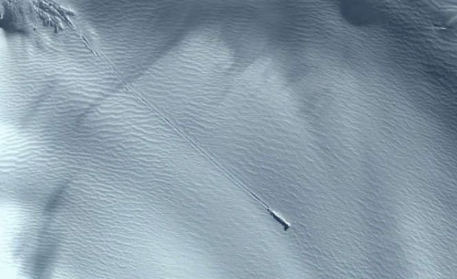 Un obiect misterios a fost descoperit prin Google Earth în Antarctica. Oamenii cred e o navă extraterestră care s-a prăbuşit 