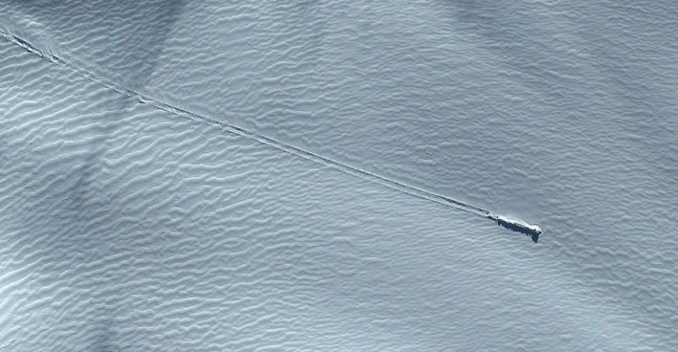 Un obiect misterios a fost descoperit prin Google Earth în Antarctica. Oamenii cred e o navă extraterestră care s-a prăbuşit  513374