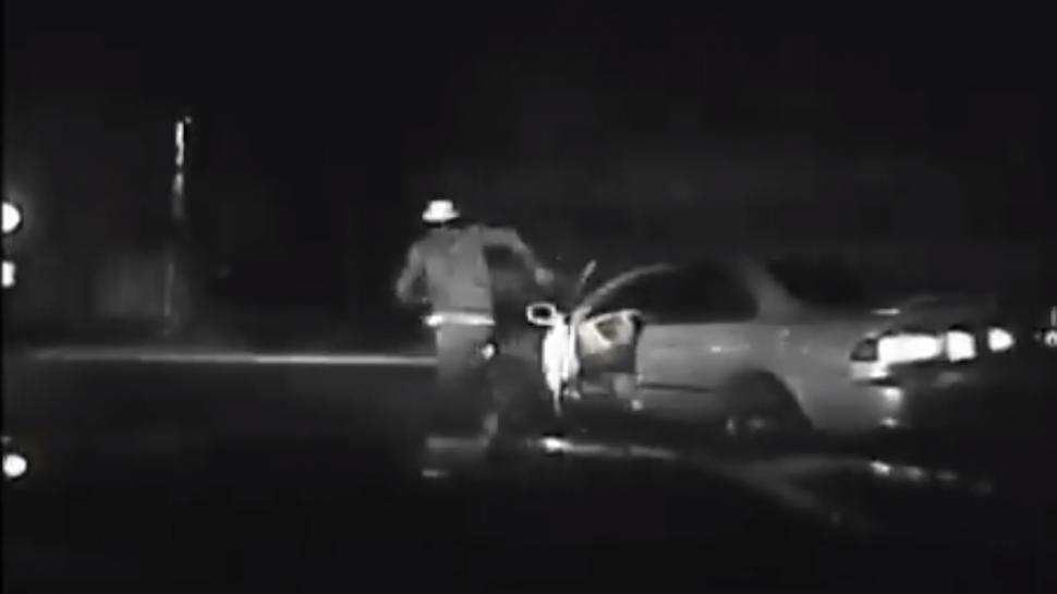 Un șofer a fost călcat de propria mașină, după ce a încercat să scape de poliție - VIDEO