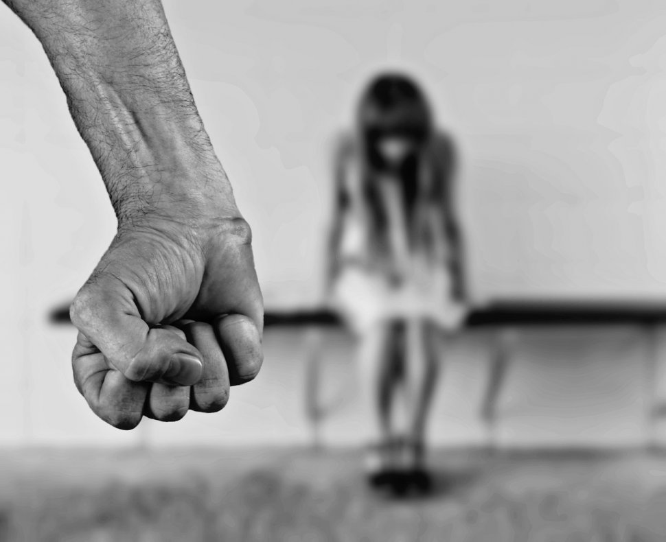 Un bărbat din Vâlcea, reținut pentru că și-a abuzat sexual fetița minoră
