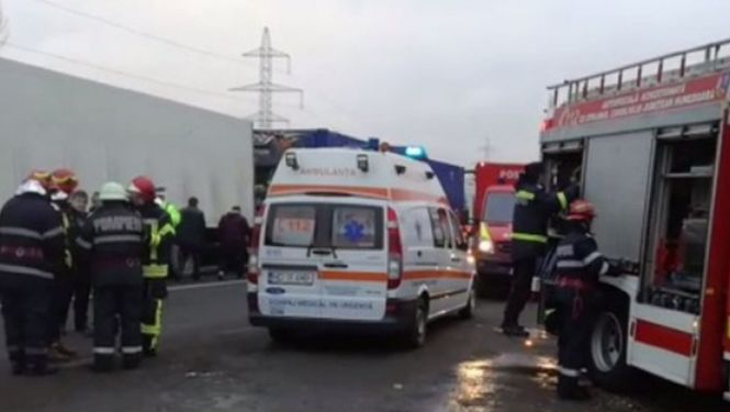 Un microbuz cu pasageri a fost implicat într-un accident rutier în Vrancea. Cel puţin două persoane au fost rănite
