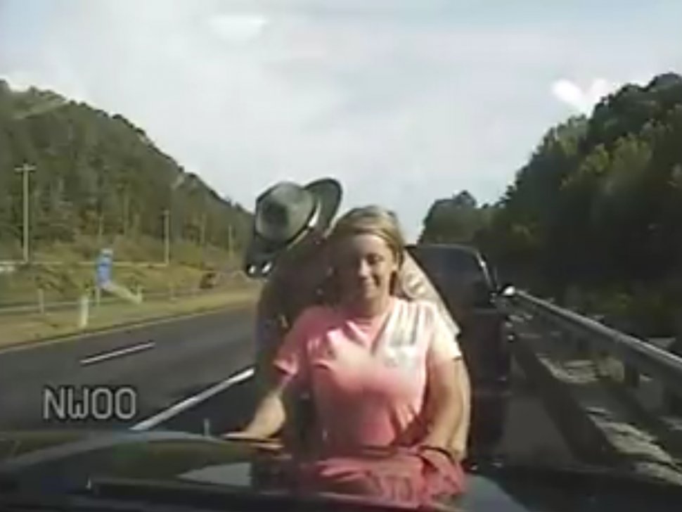 VIDEO. Această femeie a fost revoltată de controlul corporal făcut de polițist. Îi dați dreptate? 