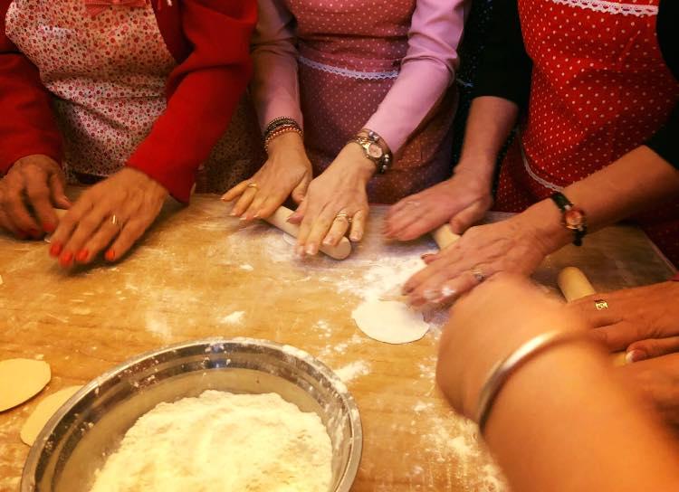 Gabriela Firea și Viorica Dăncilă au gătit de 8 Martie. Imagini inedite cu cele mai puternice doamne din PSD - FOTO 513851