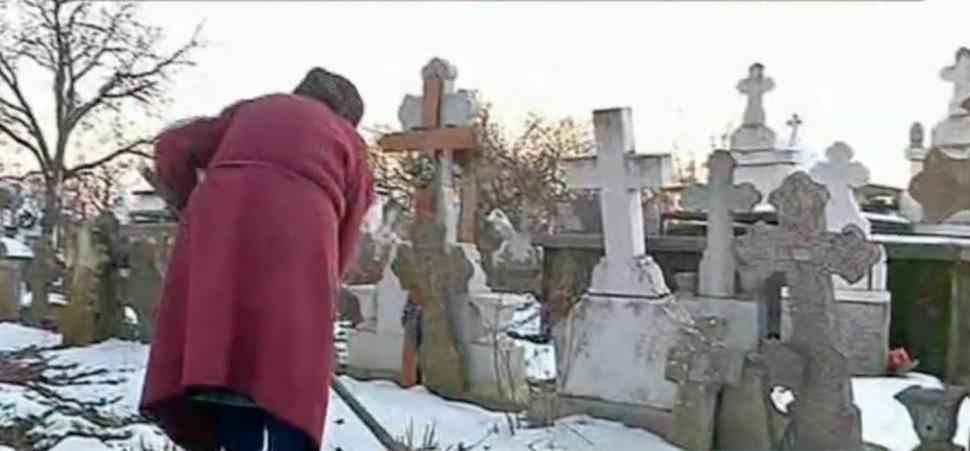 Tanti Florica are 80 de ani și a rămas singură pe lume! Îngrijește morminte ca să nu moară de foame. Povestea tragica a bătrânei 513828