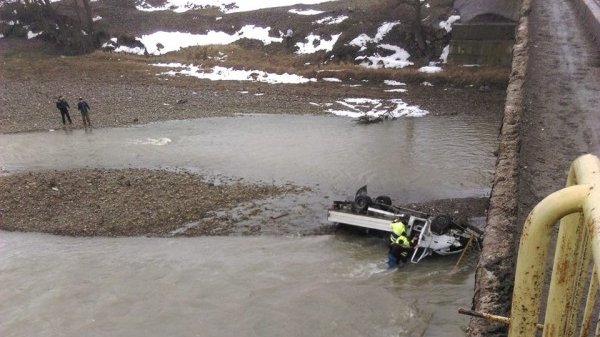 Sfârșit tragic pentru un șofer! Camioneta în care se afla a căzut de pe un pod din Suceava, iar bărbatul nu a avut nicio șansă