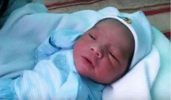 Au văzut un câine care s-a dus în fugă la o groapă de gunoi și a început să caute disperat printre resturi. Când animalul s-a întors, oamenii au încremenit (GALERIE FOTO) 514295