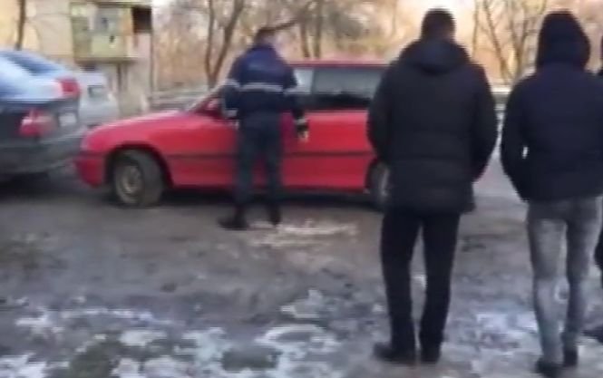Cum a fost trezit un şofer din Moldova care a blocat o stradă după ce a adormit în maşină
