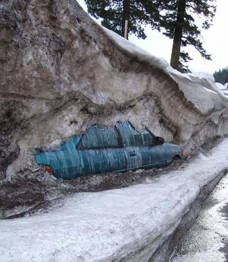 Și-a lăsat mașina într-o parcare publică. Și-a pus mâinile în cap când a văzut cum a găsit-o după ce s-a topit zăpada 514279