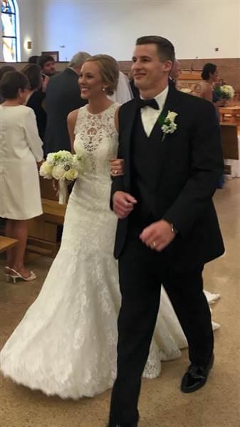 Tocmai se căsătorise, când mireasa a fugit de la nuntă și și-a aruncat buchetul în stradă. Nuntașii s-au luat după ea, dar au rămas uimiți când au văzut ce făcea femeia 514507