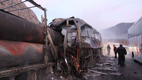 Un autobuz de pasageri a lovit un camion şi a luat foc. Sunt zeci de morți și răniți - VIDEO