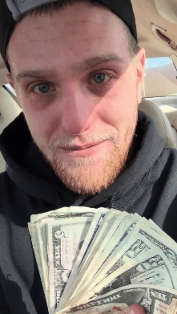 A fost chemat la muncă mai devreme ca să livreze o pizza la o biserică. După câteva minute, bărbatul a ieșit de acolo plângând în hohote 514819