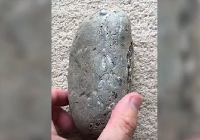 A găsit o piatră interesantă când era copil și a dus-o acasă. Ce a descoperit bărbatul în interior, după 35 de ani - VIDEO