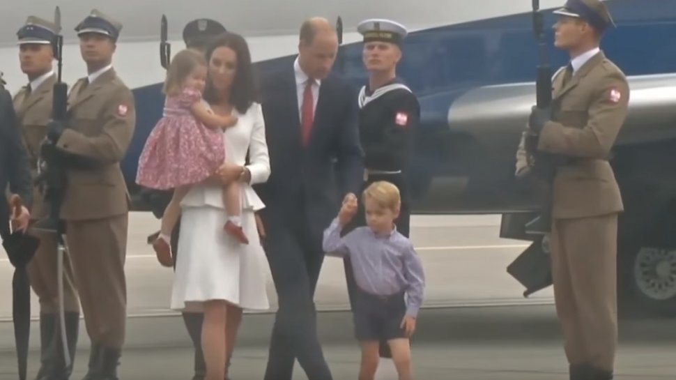 Modul în care Prințul William încalcă protocolul regal, de fiecare dată când călătorește alături de fiul lui