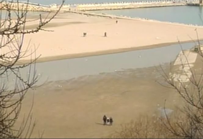 O plajă de pe litoralul românesc s-a transformat într-o mare baltă - VIDEO