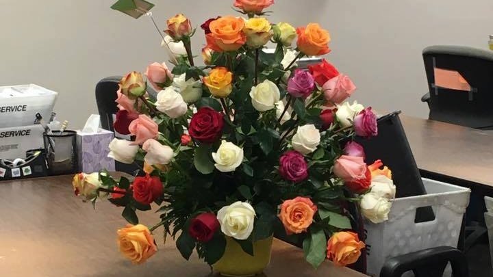 O văduvă a primit un buchet de flori la locul de muncă, iar toți colegii au izbucnit în lacrimi când au aflat de la cine este