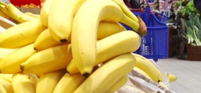 Pericole ascunse în fructe și legume. Bananele vă pot face mai mult rău decât bine