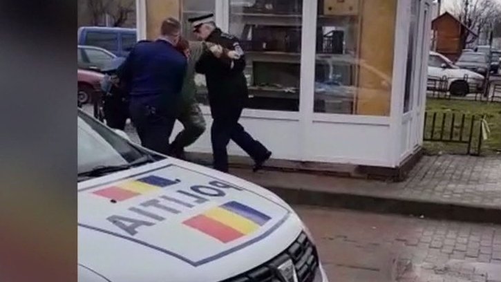 Scandal de proporții în Piatra Neamț. Mai mulți polițiști, în conflict cu un pieton agresiv