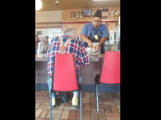 Un bărbat a intrat într-un restaurant și a surprins-o pe chelneriță făcând ceva cu adevărat incredibil. A pus mâna pe telefon și a făcut o poză pentru a avea dovada (FOTO)  515001