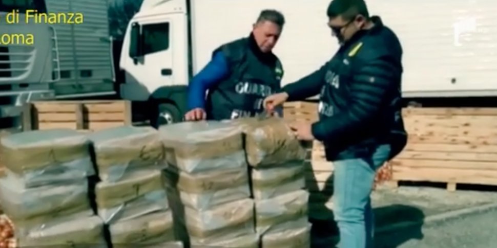 Un român a descoperit modalitatea perfectă să transporte droguri peste graniţă. Bărbatul a ascuns 640 de kilograme de haşiş în sute de kilograme de ceapă