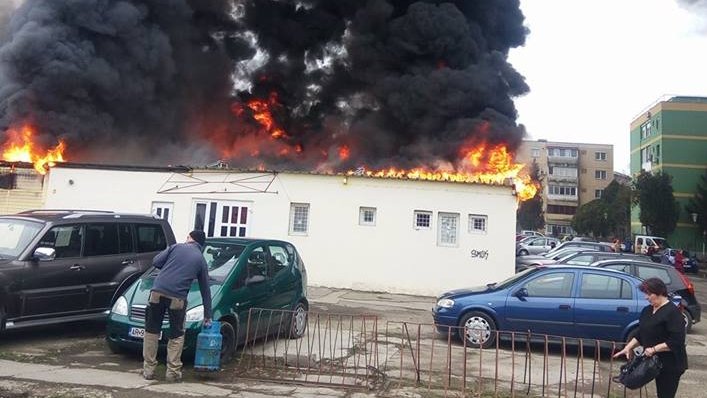 Alertă în Arad! Un incendiu uriaș a cuprins o piață. Imagini de la fața locului
