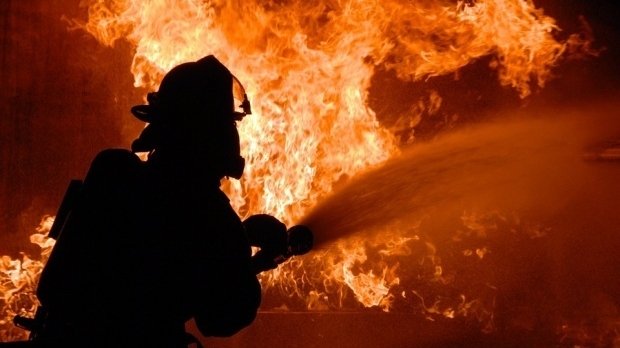 Incendiu puternic în Broşteni. Un complex comercial a luat foc
