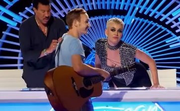 Katy Perry, aspru criticată pe internet. Artista a sărutat un concurent la 'American Idol'. "M-am simțit imediat inconfortabil"