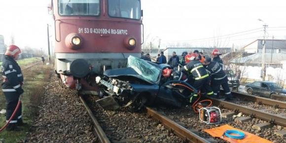 Tragedie pe calea ferată. Două persoane au murit, după ce mașina lor a fost spulberată de tren